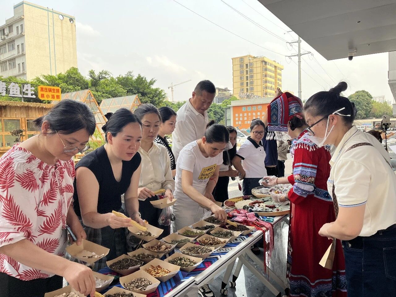 匠心傳非遺 園滿三月三——榮港城產(chǎn)業(yè)園“三月三”民族文化體驗(yàn)活動(dòng)圓滿落幕